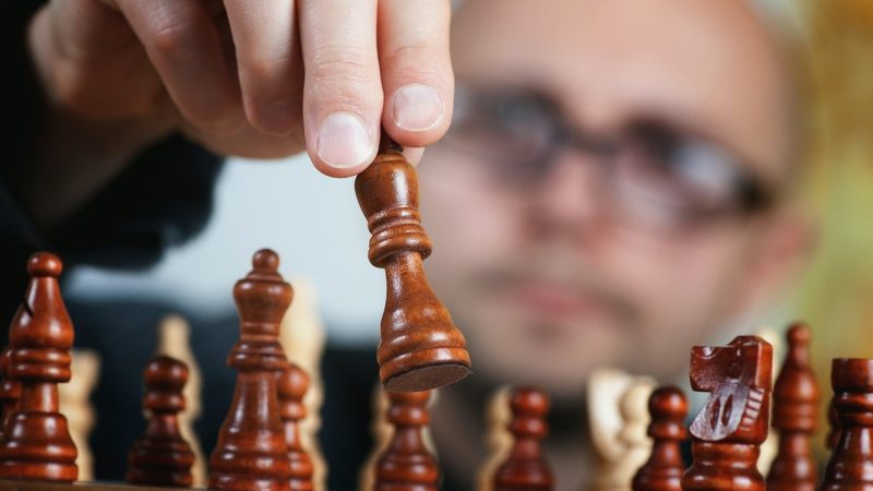 五子棋规则演变之旅：从古老“连五”到公平竞技的智慧传承——与捕鱼达人单机版共享经典乐趣